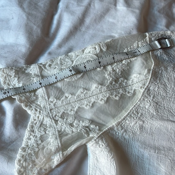 Coco and Jaimeson, large white lace and embroidery dress. Beautiful details. - Picture 5 of 7